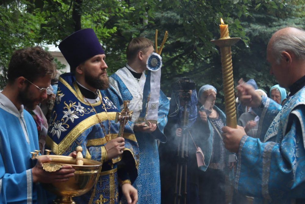 Священник в храме Кожухово