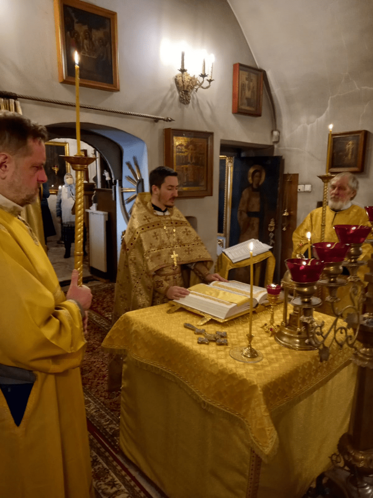 В день памяти святителя Николая, архиепископа Мир Ликийских чудотворца, была совершена Божественная литургия