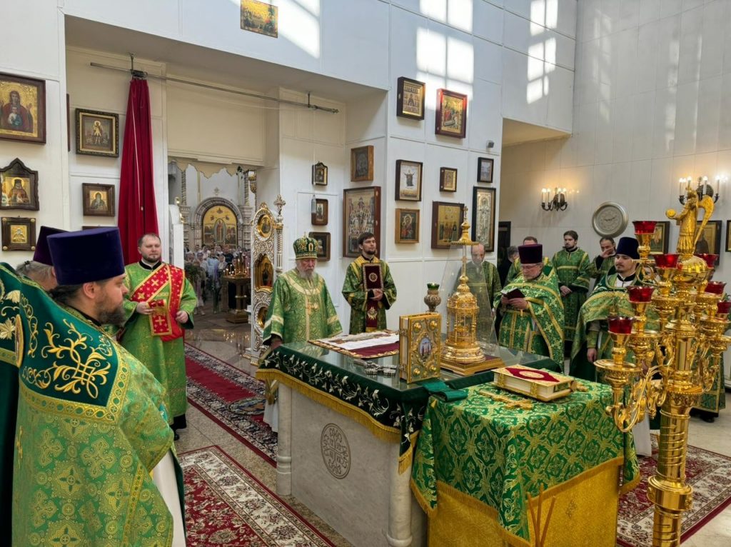 Богослужение в храме Живоначальной Троицы в честь тысячелетия крещения Руси