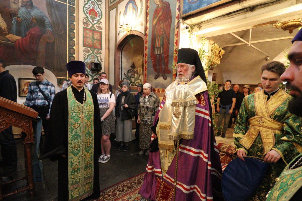 Епископ Гурий совершил всенощное бдение в канун праздника Святой Троицы (Пятидесятницы)