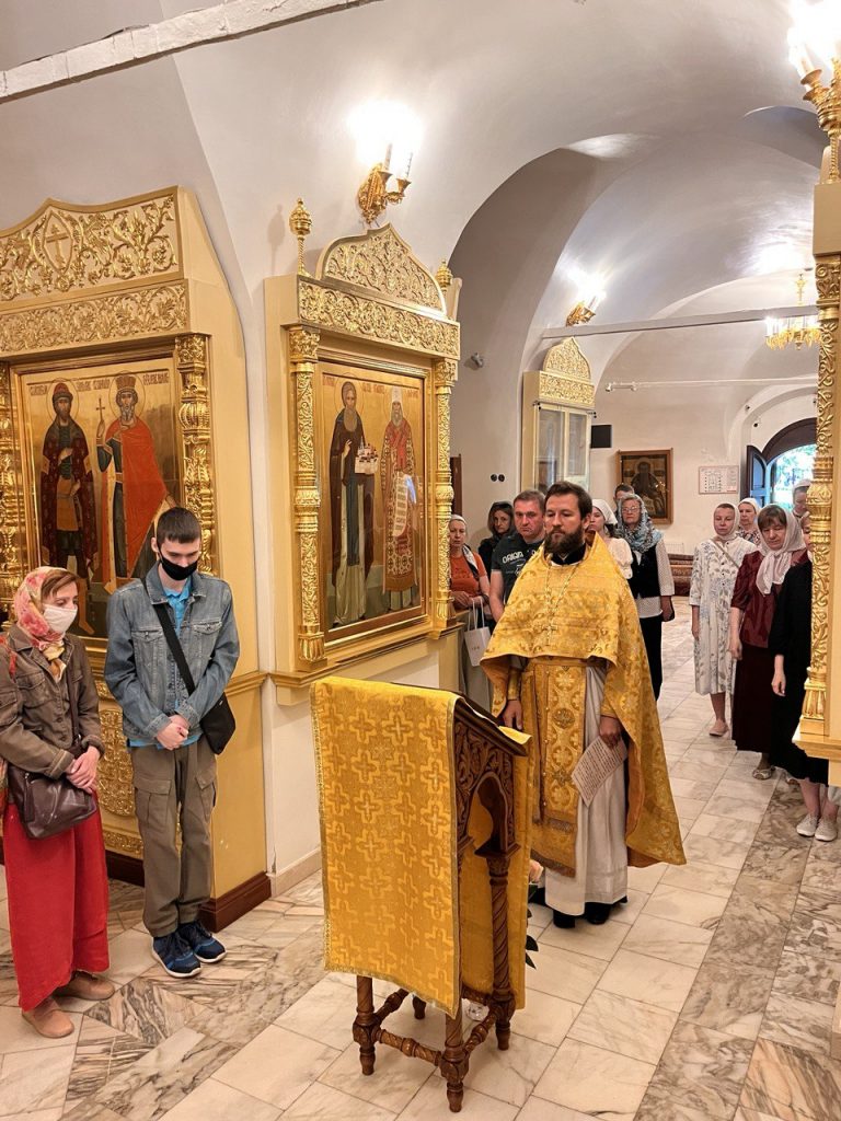 В день памяти благоверных князей Петра и Февронии Муромских была совершена Божественная литургия