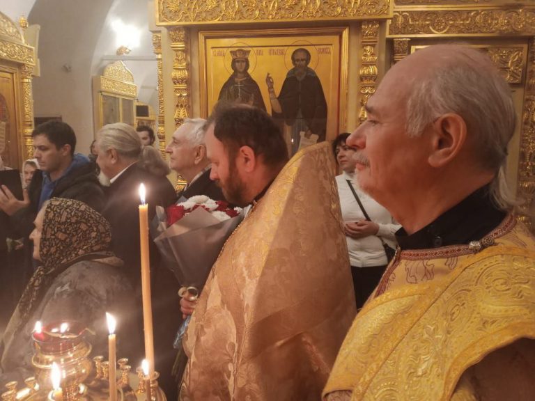 photo_5445264485850938501_y