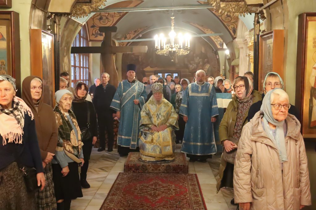 В праздник Введения во храм Пресвятой Владычицы нашей Богородицы и Приснодевы Марии епископ Гурий совершил Литургию