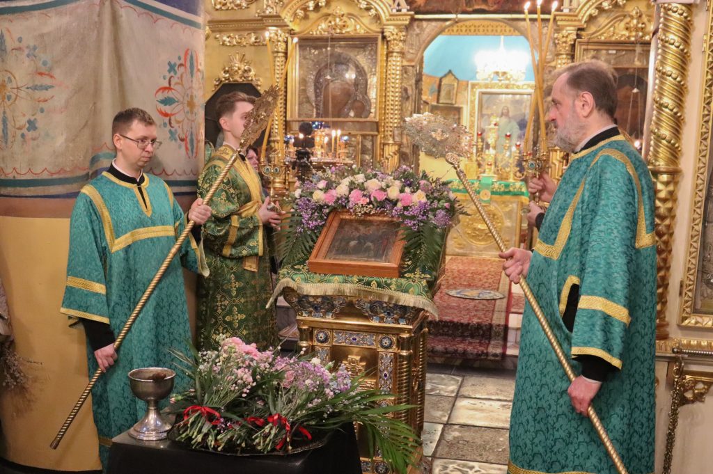 В праздник Входа Господня в Иерусалим епископ Гурий совершил Литургию