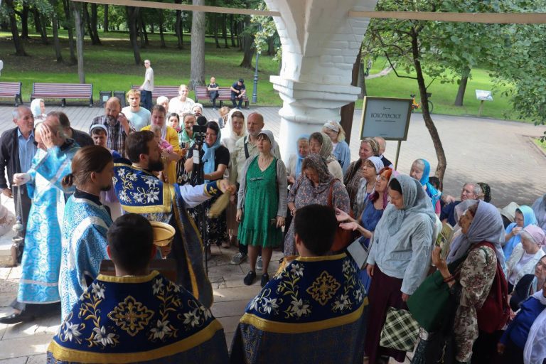 photo_5422704620376627663_y